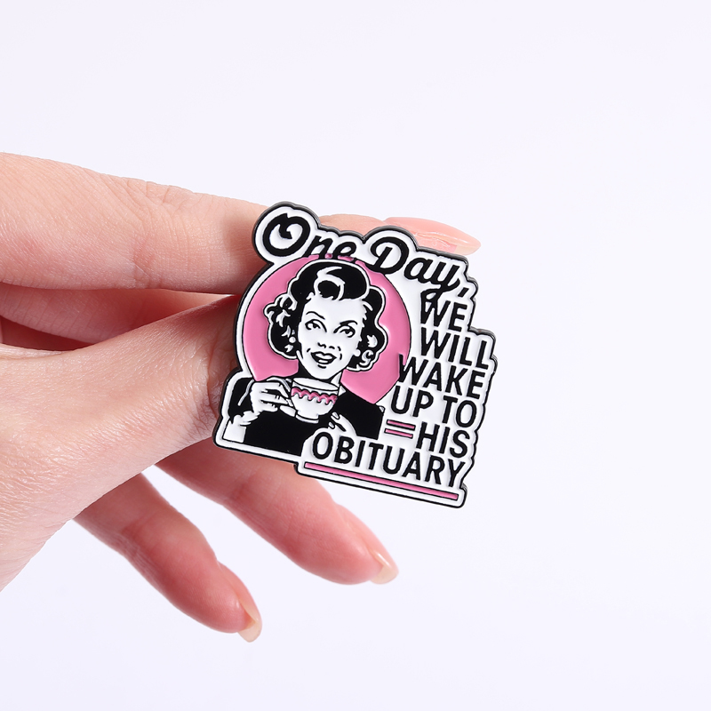Dark Humor Housewife Pin Sarca - Vintage Fashion Obituaries recension och pris